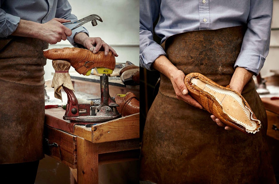 Modellare la scarpa chiusa tirandola fino all'ultimo. Una scarpa dopo che è stata modellata fino all'ultimo: notare il filo sul davanti per mantenere la scarpa in forma