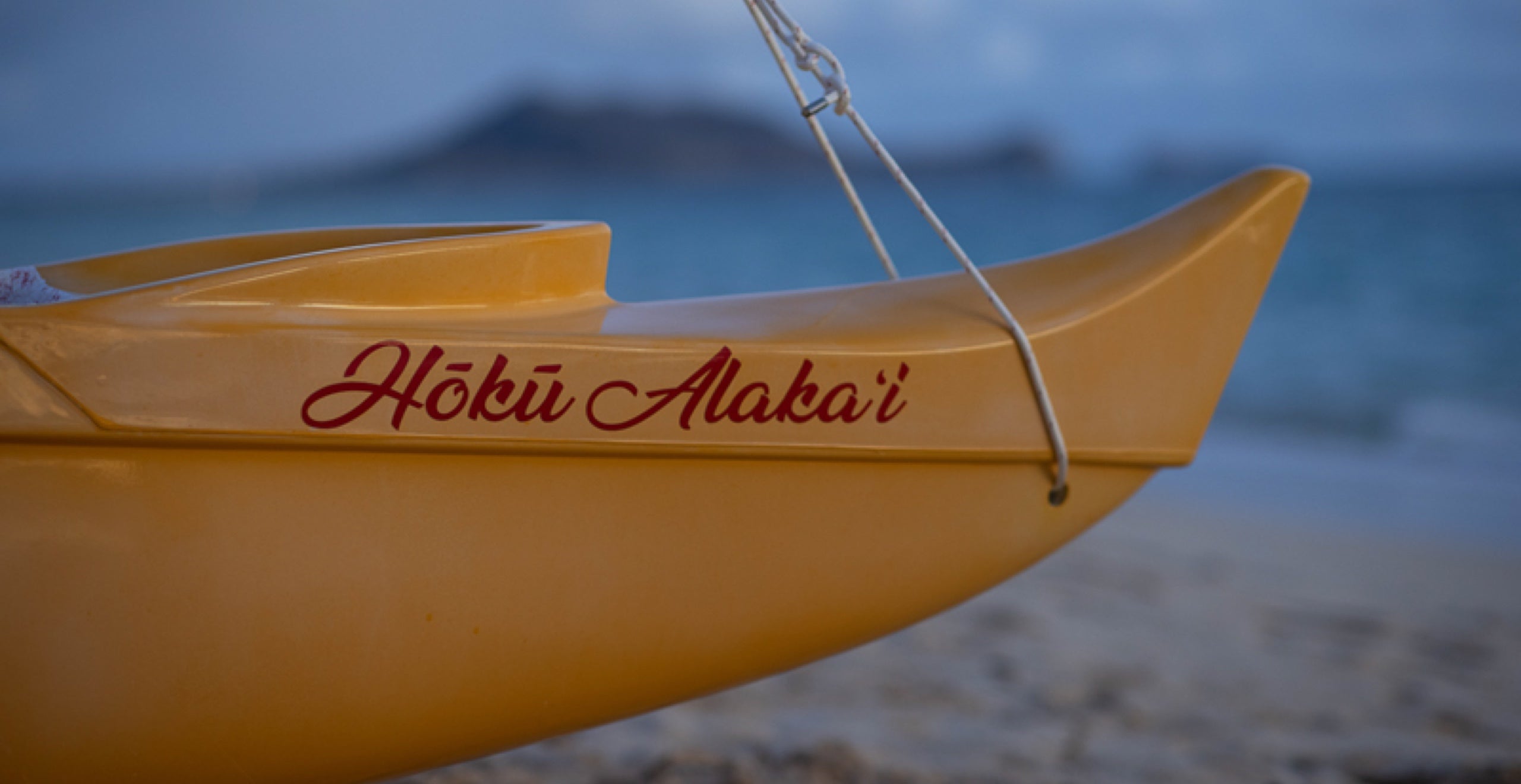 Sia la barca di Hopena che la famosa Hōkūle&rsquo;a includono la parola hawaiana <em>hōkū</em>, che significa &ldquo;stella&rdquo;: un riferimento all&rsquo;antica pratica della navigazione astronomica, alla base della navigazione polinesiana tradizionale. 