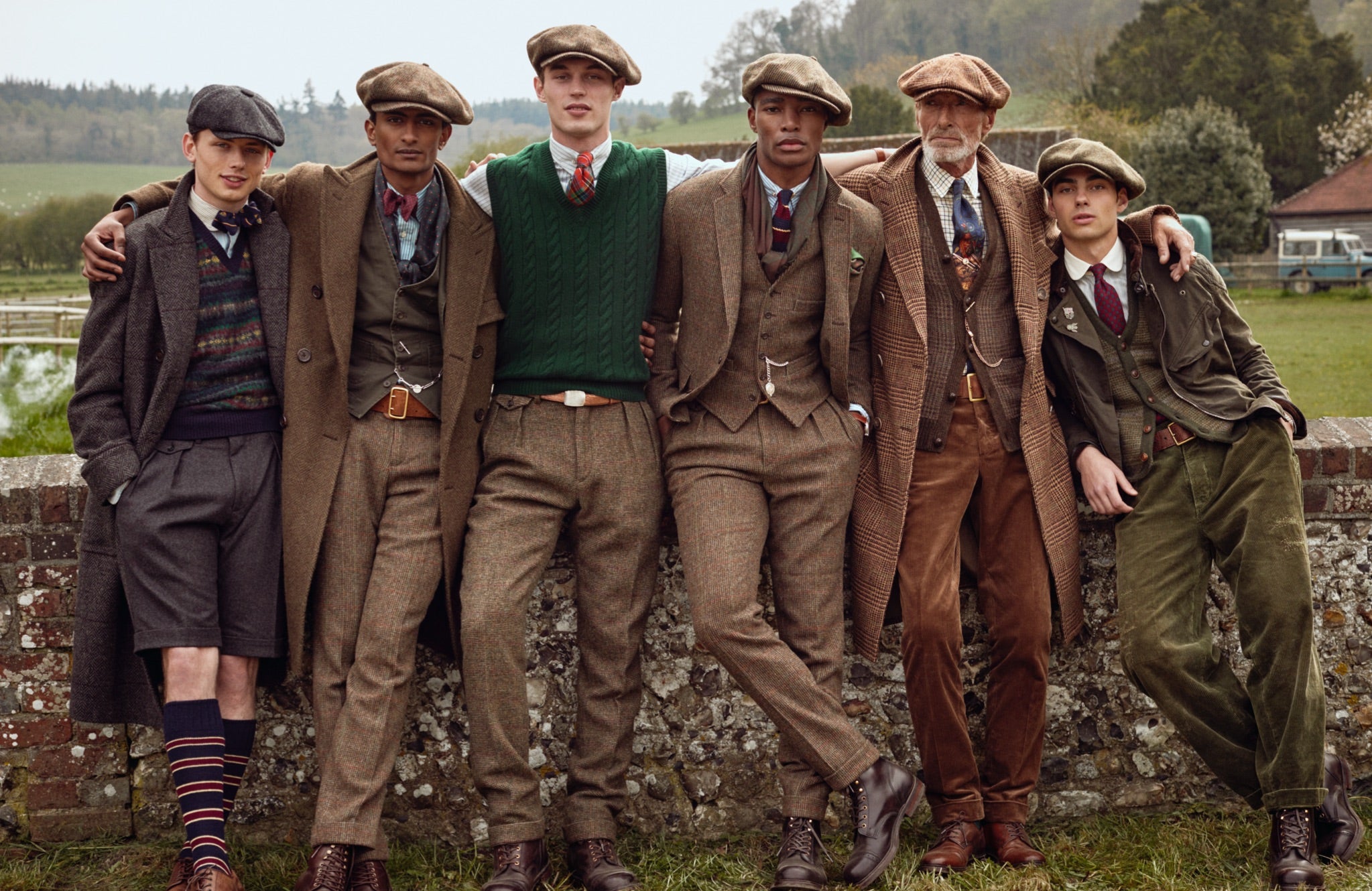 <strong>INCROCI INATTESI</strong><br/><span>La nuova collezione di Polo Originals utilizza il tweed anche per creare giochi di texture, dando vita a look ispirati al classico abbigliamento maschile ma con inaspettati elementi workwear: un gilet in twill, pantaloni in velluto a coste con dettagli effetto rammendo, stivali cap-toe e cinture con ardiglione doppio</span><br/><rlmag_link href="https://www.ralphlauren.it/it/search?cgid=brands-prl-ties-and-tweed-cg"><button class="shop-collection">Scopri la storia</button></rlmag_link>