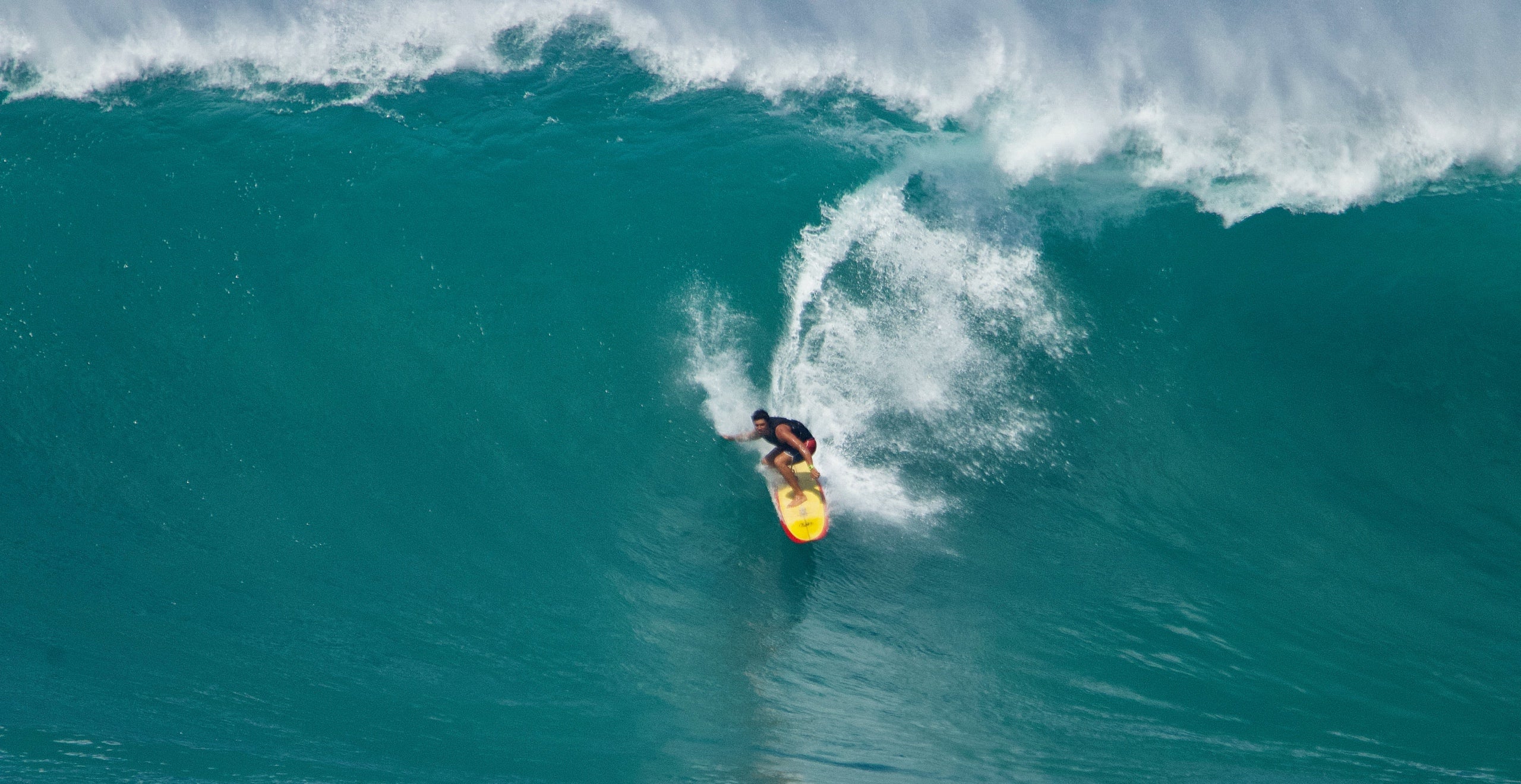 Hopena non &egrave; solo abile sulla canoa: &egrave; anche un eccezionale surfista di onde giganti e ritiene che le due cose siano tra loro correlate. &ldquo;Rispettare il mare, mantenere la calma nei momenti di stress e persino saper leggere l&rsquo;oceano: le qualit&agrave; necessarie sono le stesse&rdquo;. 
