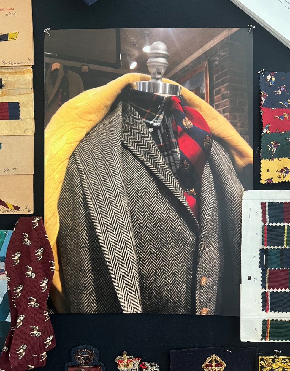 <strong>UNA STORIA, TANTI DETTAGLI</strong><br/><span>All&rsquo;interno del processo creativo di Ralph Lauren, vengono realizzate delle moodboard con campioni di stoffa, fotografie, oggetti decorativi e ricerche d&rsquo;archivio</span>