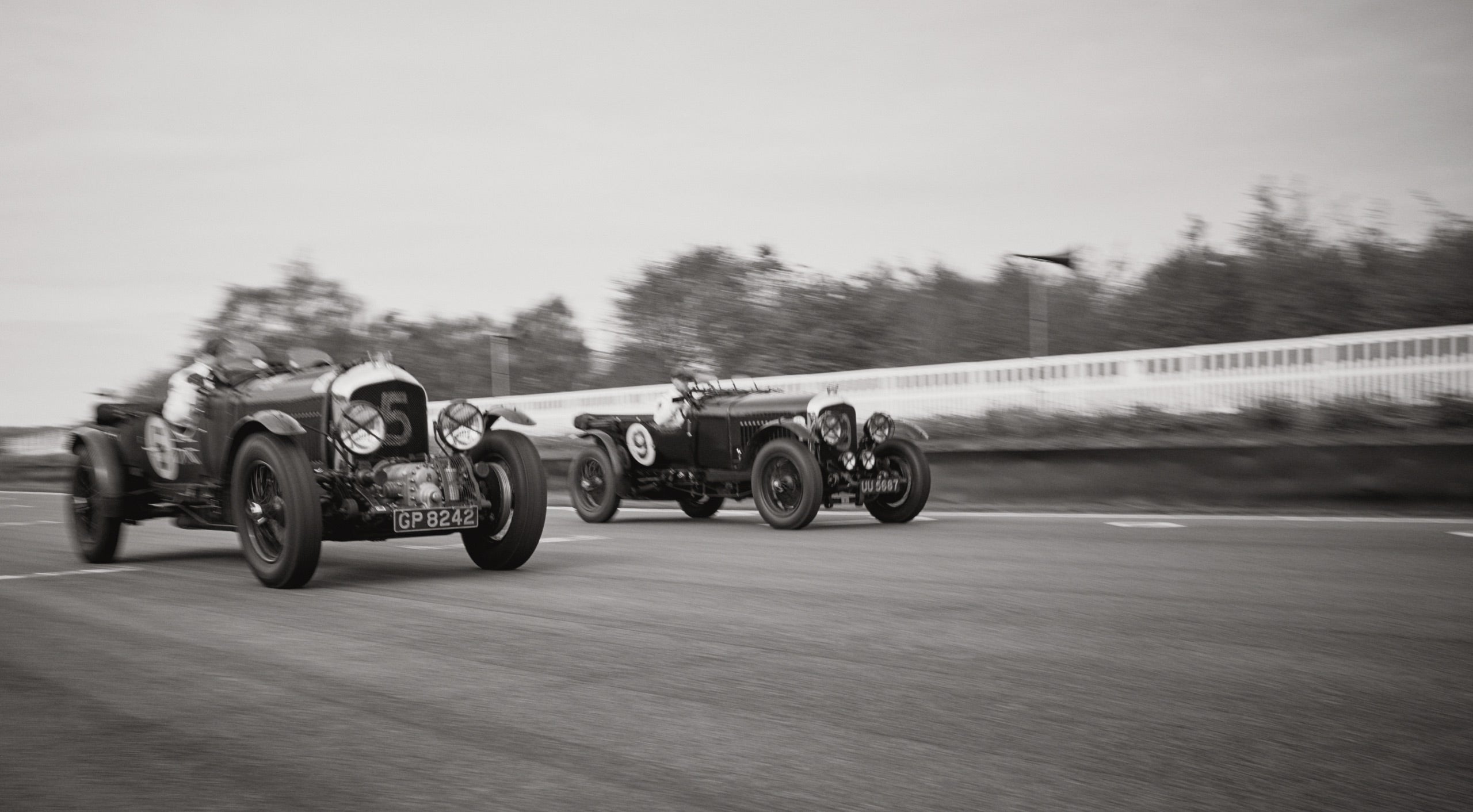 <strong>SUL SET</strong><br/><span>La collezione Polo Originals di questa stagione, ispirata all&rsquo;epoca d&rsquo;oro dei Gran Premi automobilistici, &egrave; stata fotografata al Goodwood Motor Circuit, nel West Sussex, all&rsquo;interno dei quasi cinquemila ettari della Goodwood Estate. Il circuito &egrave; noto per l&rsquo;organizzazione di numerosi e prestigiosi eventi motoristici, tra cui il famoso Festival of Speed and Revival. </span> <br/><rlmag_link href="https://www.ralphlauren.it/it/search?cgid=brands-prl-tough-and-refined-cg"><button class="shop-collection">SCOPRI LA COLLEZIONE</button></rlmag_link>