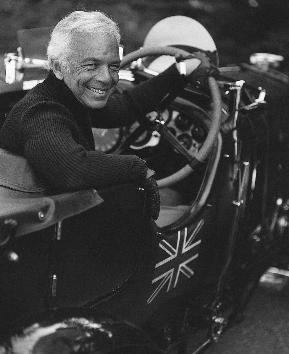 <strong>AL VOLANTE</strong><br/><span>Ralph Lauren e la sua Bentley Blower. </span><br/>Le automobili, ha detto, possono raccontare &ldquo;tanto di te quanto i tuoi abiti&rdquo;. </span>