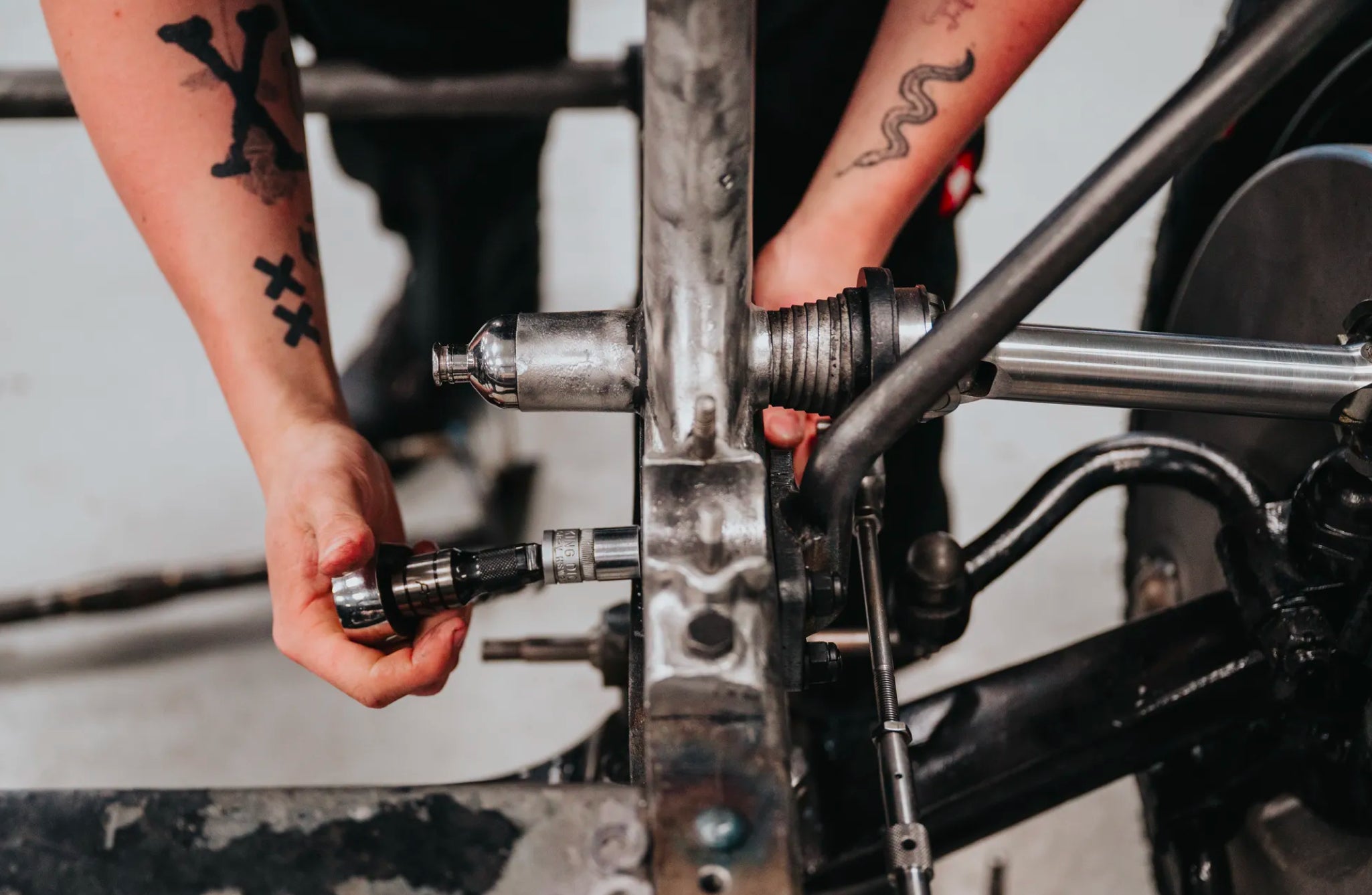 <strong>ALTA PRECISIONE</strong><br/><span>All&rsquo;interno del garage immacolato di Vintage Bentley, dove i meccanici utilizzano solo strumenti originali o riproduzioni realizzate in loco. Trovare ci&ograve; di cui si ha bisogno pu&ograve; rivelarsi difficile. &ldquo;Beh, ci sono voluti solo 28 anni&rdquo;, racconta William Medcalf, il fondatore </span>