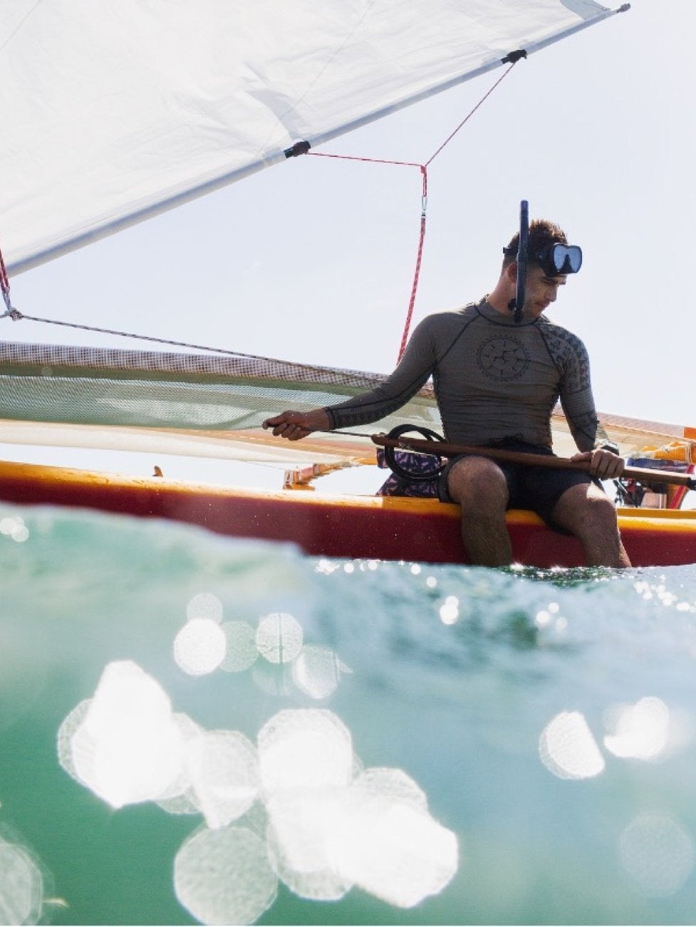 Austin Kino, in procinto di fare snorkeling dalla sua canoa. Le imbarcazioni pi&ugrave; piccole come quella in foto, spiega, sono utilizzate per la navigazione costiera intorno all&rsquo;isola, mentre le canoe pi&ugrave; grandi per la navigazione d&rsquo;altura sono in grado di trasportare equipaggio e carico per moltissime miglia.