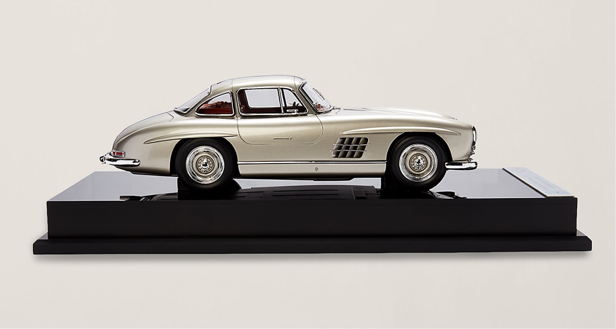 <span>The 1955 Mercedes Benz 300 SL Coupe &ldquo;Gullwing&rdquo; was the fastest production car of its time, the first to use fuel injection directly into the cylinders for a top speed of 161 miles per hour</span><br/><a href="https://www.ralphlauren.com/home-decor-decorative-accessories/mercedes-benz-gullwing-coupe/453620.html?dwvar453620_colorname=Silver" target="_blank" class="rlc-linecta rlc-lineplay"><span>SHOP NOW</span></a>