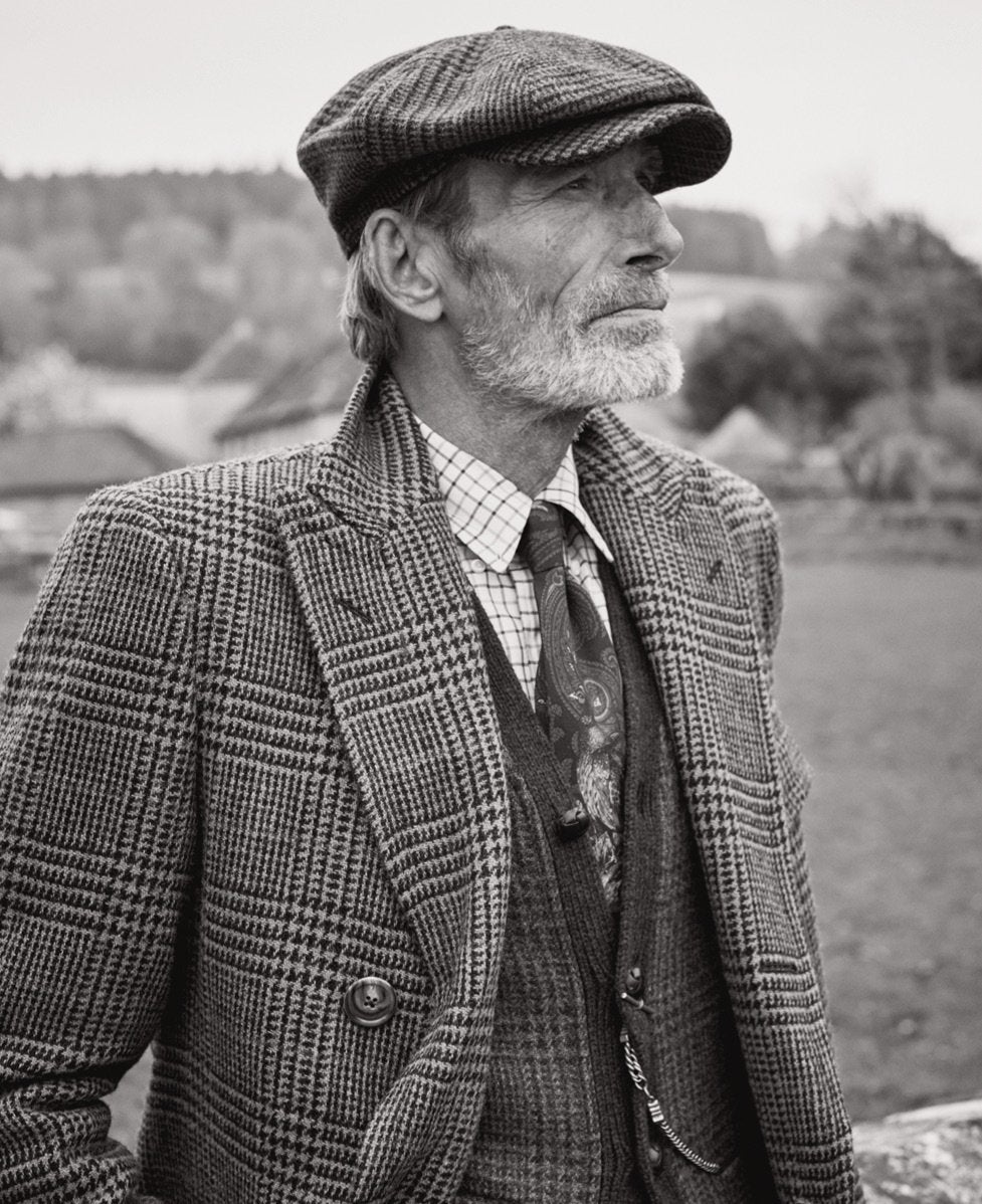 <strong>FASCINO AVVOLGENTE</strong><br/><span>Il cappotto Polo &egrave; da tempo un must della nostra proposta di moda. I suoi dettagli funzionali (come la patta del taschino sul petto con funzione antipioggia) si ispirano alle origini del polo inglese, quando i giocatori indossavano queste giacche sopra le divise di gioco per proteggersi dal freddo tra una partita e l&rsquo;altra. Il cappotto Polo &egrave; leggermente oversize per una maggiore praticit&agrave; e presenta una cintura sul retro, polsi con risvolto e bottoni allargati per indossarlo e toglierlo facilmente</span>