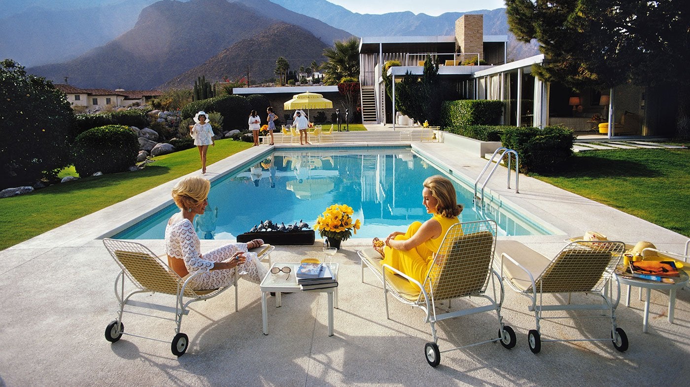 Conversazioni informali in un ambiente raffinato, elegantemente illuminato dalla fotografia di Slim Aarons