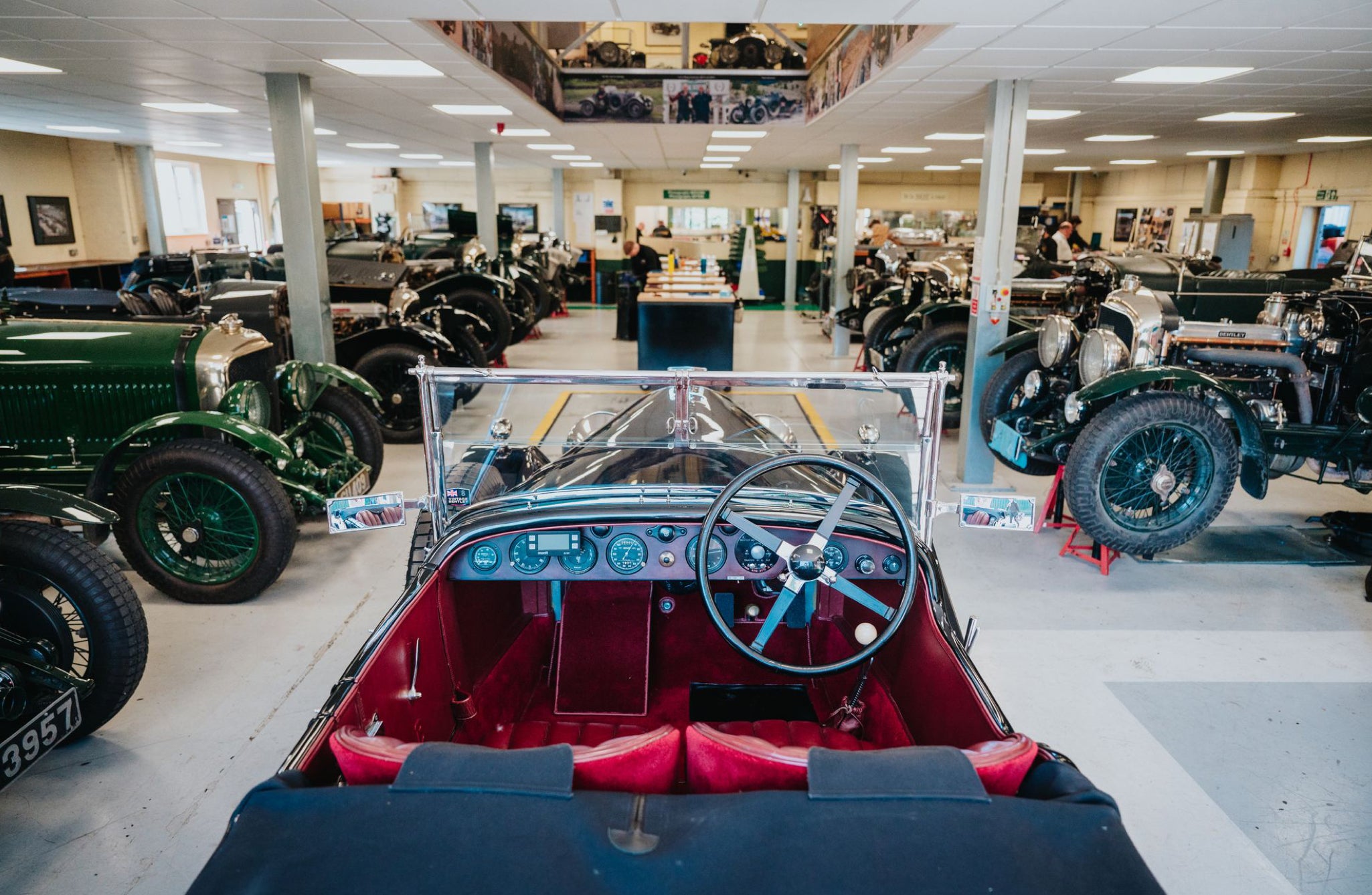 <strong>ALTA PRECISIONE</strong><br/><span>All&rsquo;interno del garage immacolato di Vintage Bentley, dove i meccanici utilizzano solo strumenti originali o riproduzioni realizzate in loco. Trovare ci&ograve; di cui si ha bisogno pu&ograve; rivelarsi difficile. &ldquo;Beh, ci sono voluti solo 28 anni&rdquo;, racconta William Medcalf, il fondatore </span>