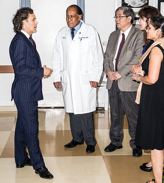  David Lauren parla con lo staff del Ralph Lauren Center for Cancer Care