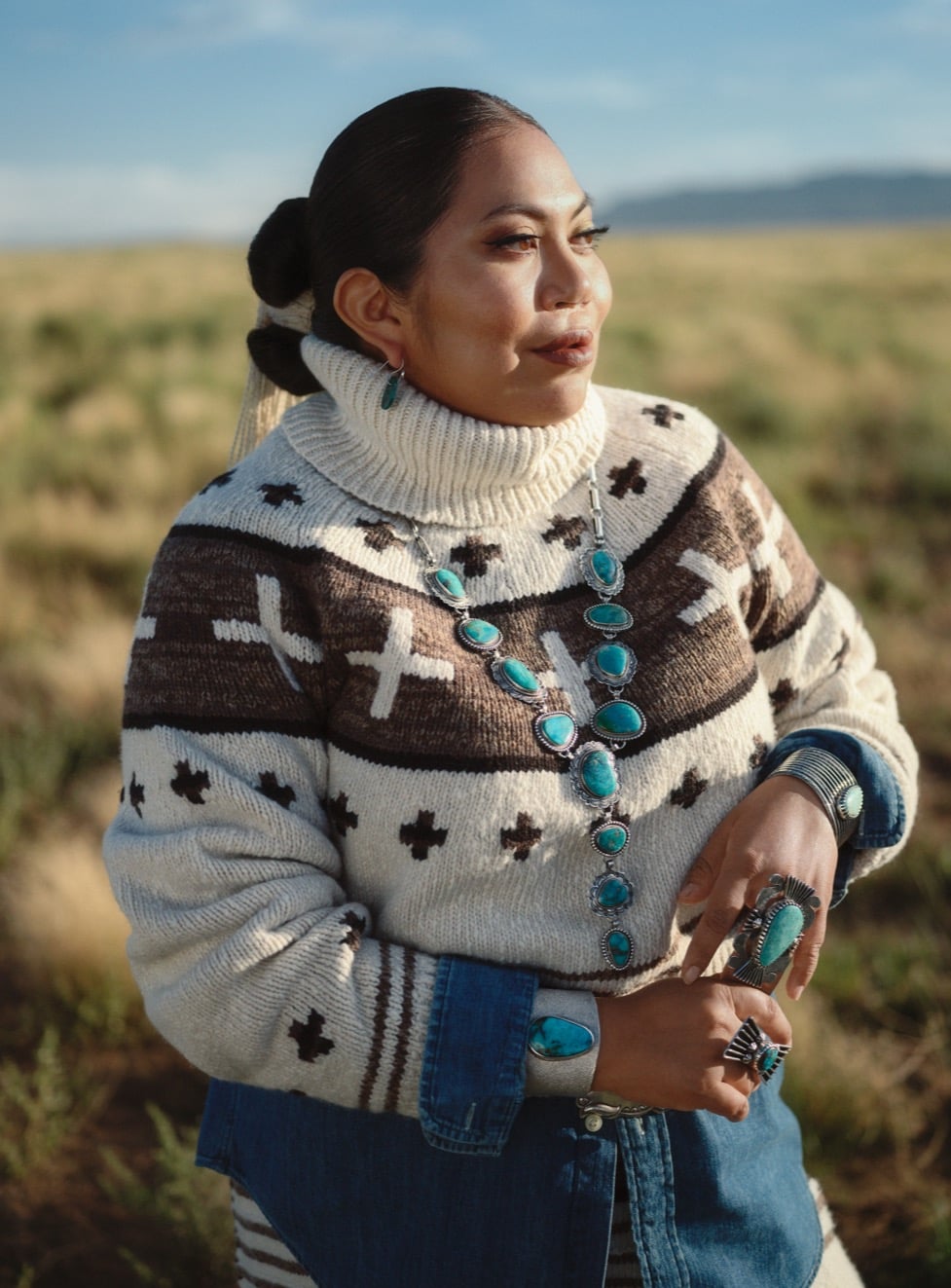  <strong>NAIOMI GLASSES</strong><br/> <span>Artista tessile, stilista e modella Din&eacute; (Navajo) di settima generazione. Dopo essersi trasferita da Phoenix, in Arizona, nel Din&eacute;tah (Riserva Navajo) durante la sua infanzia, Naiomi ha iniziato a studiare a fondo le tecniche di tessitura tradizionali sotto la guida di sua nonna. Oggi ventiseienne, Naiomi partecipa regolarmente al Santa Fe Indian Market di SWAIA e all&rsquo;Heard Guild Indian Fair & Market, dove il suo lavoro ha vinto numerosi premi e riconoscimenti, tra cui molteplici nastri nelle categorie tessili e nelle sezioni di tessitura </span>  