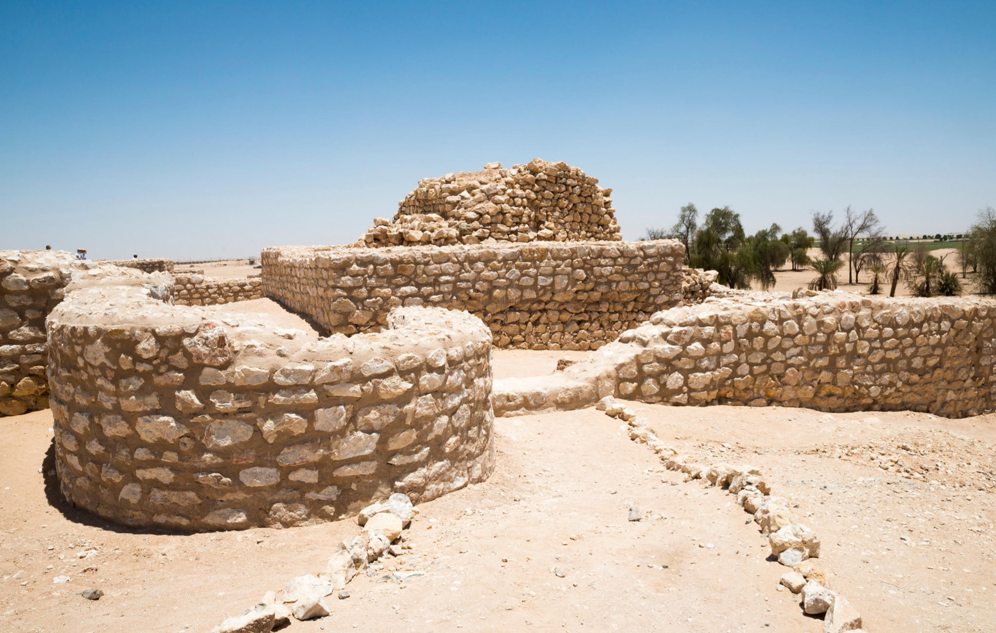 <strong>SULLE TRACCE DEL PASSATO</strong><br/><span>Fiennes, come Lawrence, era attratto dal fascino del Medio Oriente. Vi torn&ograve; otto volte alla ricerca della citt&agrave; perduta di Ubar, l&rsquo;Atlantide del deserto</span>