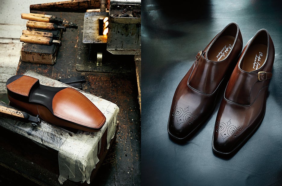 Ogni scarpa viene rifinita e brunita a mano, dopo aver scaldato i ferri sul fuoco. Il ferro accanto alla scarpa viene utilizzato per un modello a punta, un'esclusiva Ralph Lauren.Il prodotto finale, rifinito a mano per ottenere colori ricchi e intensi è mostrato qui