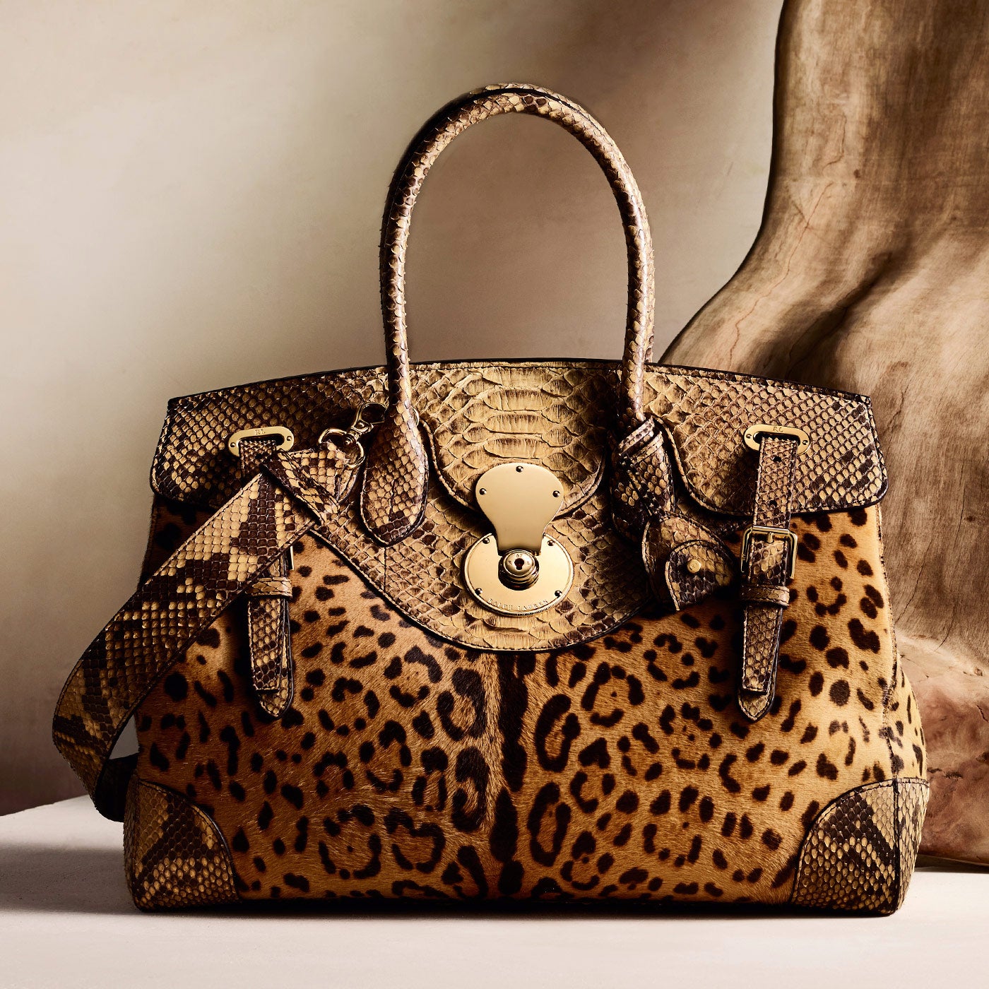<p><span lang="IT">Autentica icona Ralph Lauren, la Ricky presenta qui un gioco dinamico tra la texture e il motivo grazie all&rsquo;esclusiva fattura in cavallino leopardato e pitone esotico</span><span lang="IT"></span></p>